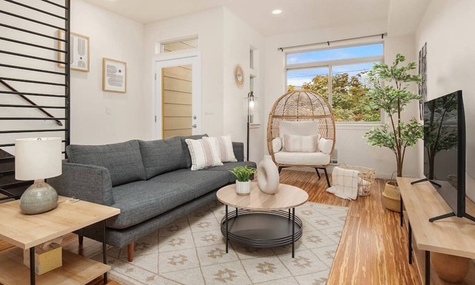 Minor Casa | Stylish 3 BR Capitol Hill Home With 96 Walk Score!