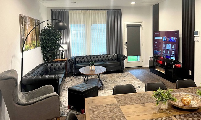 Montgomery County Casa | Stylish 3 King+1 Queen Fire Pit Pool Pets OK!