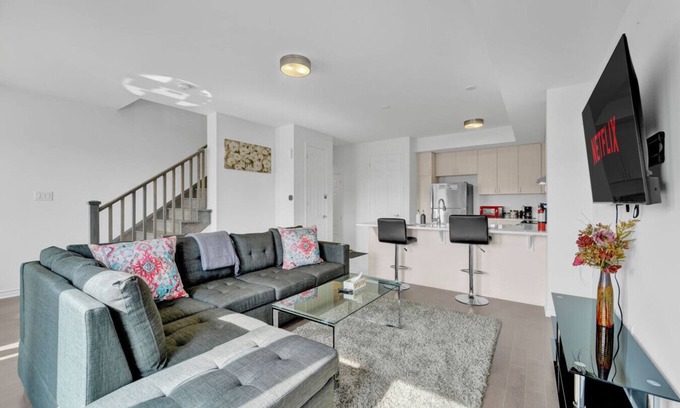 Milton Apartamento | Stylish 3BR 2.5 Bath Townhouse w/Patio & parking
