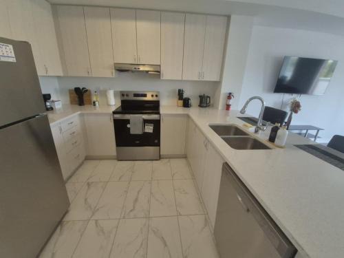 Milton Casa | Stylish 3BR 2.5 Bath Townhouse with Patio and parking
