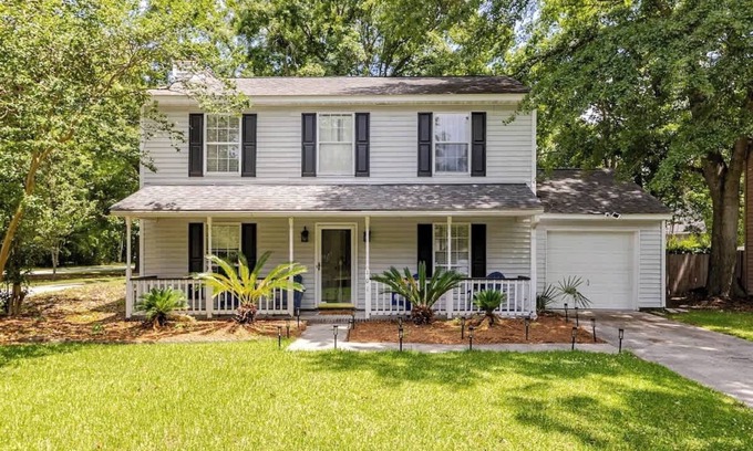 North Charleston Casa | Stylish 3BR home w/King Bed, backyard & Fire pit