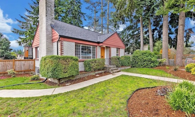 Fauntleroy Casa | Spring Sale – 20% Off | Stylish 3BR Home in West Seattle w/ Fenced Yard