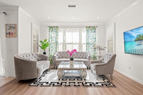 Tustin Casa | Stylish 3BR Irvine Oasis Family Friendly w Garage