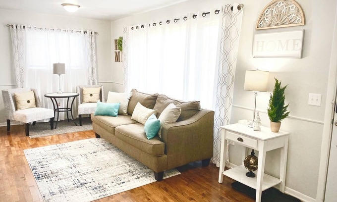 Saginaw Casa | Stylish 3BR, Sofa Sleeper, 2 Living Rooms, Fenced Yard, located Saginaw Township