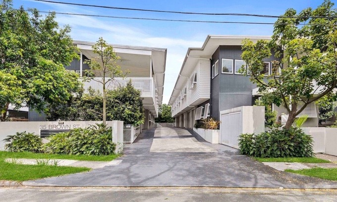 Camp Hill Apartamento | Stylish 3BR Townhouse CampHill - WiFi, Parking