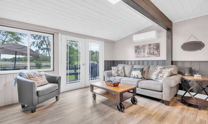 Centre Hastings Cabaña | Stylish 3BR Waterfront Cottage with Large Dock