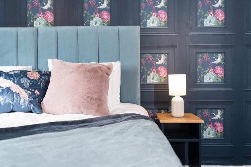 Walsall Casa | Stylish 4 bed - Contractor Stays, Wi-fi, Plenty of Parking