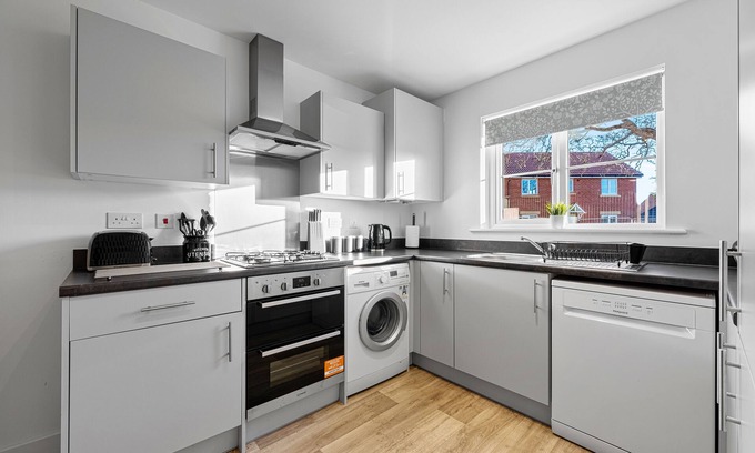 Quedgeley Casa | Stylish 4 bed townhouse in Gloucester with 2 parking spaces + superfast Wi-Fi