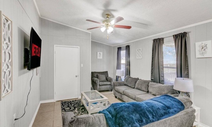 Groves Casa | Stylish 4 bedroom home in Groves