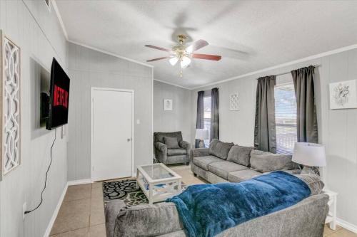 Groves Casa | Stylish 4 bedroom home in Groves