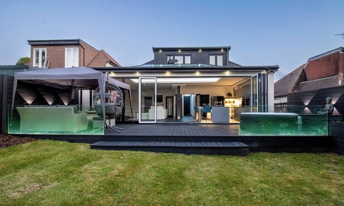 Hillingdon Casa | Stylish 4-Bedroom Luxury Home Featuring Hot Tub & Pool Table