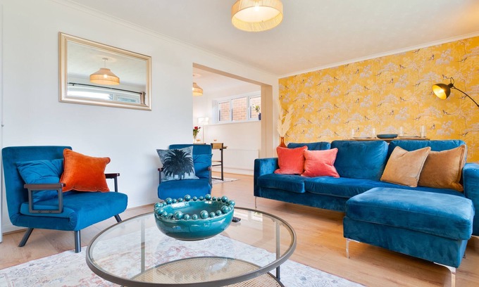 Broad Oak Casa | Stylish 4 Bedroom Spacious House w/ Parking - Sleeps 10 - Families & Contractors