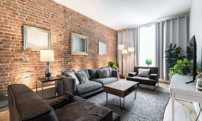Latin Quarter Apartamento | Stylish 4BDR Downtown Montreal Home - Brick Walls & Cozy Vibes