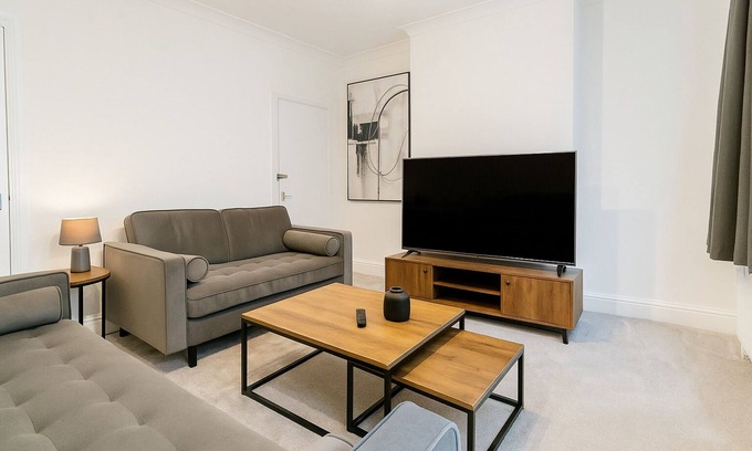 Honley Casa | Stylish 4BR Home in Dudley – Perfect for Families & Contractors