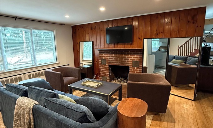 Stony Brook Casa | Stylish 4BR house near Stony Brook University & Hospital