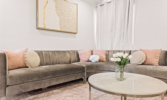 Los Angeles Casa | Stylish 4BR in the Heart of LA - New Listing - Discounted Rate + Free Parking