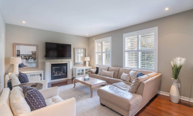 Churchill Meadows Casa | Stylish 4BR Oasis | Peaceful Mississauga Location