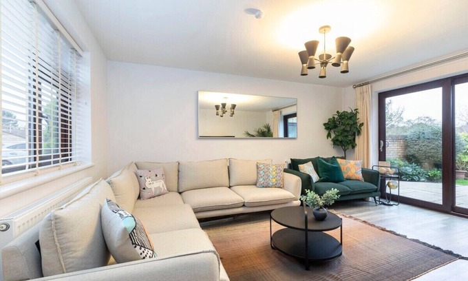 Cheltenham Casa | Peaceful 5-Bed Detached Home