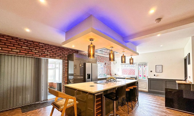 Northenden Casa | Stylish 5-Bed Home with Drive and Large Garden