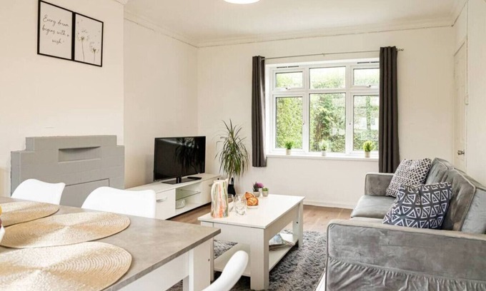 Banbury Casa | Stylish 5-Bed Home | Modern & Cozy Feel