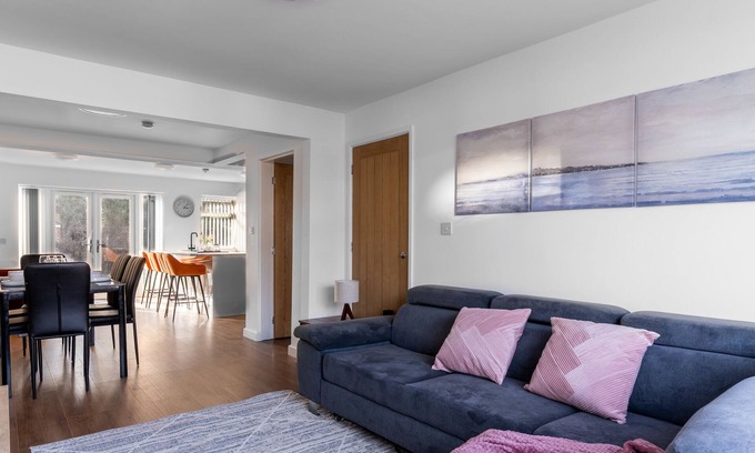 Cheadle Casa | Stylish 5-Bed Home with Driveway and Garden