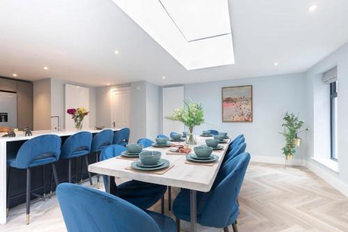 Cheltenham Casa | Stylish 5 Bedroom 4 Bathroom Townhouse