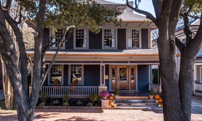 Old East Dallas Cama Y Desayuno | Stylish 5 Bedroom Boutique BnB in Old East Dallas | Insta-Worthy Rooms + Speakeasy Bar