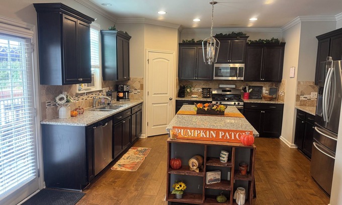 Southeast Raleigh Casa | Stylish 5 BR Oasis With Pool Close To Downtown Fun