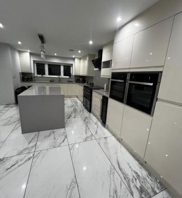 Rushmoor District Casa | Stylish 6-Bed Retreat with Parking and Jacuzzi