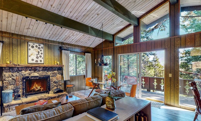 Crestline Chalet De Esquí | Stylish '70s-era chalet
