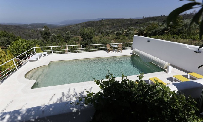 Penela Apartamento | Alojamiento elegante con impresionantes vistas, piscina privada, viñedo.
