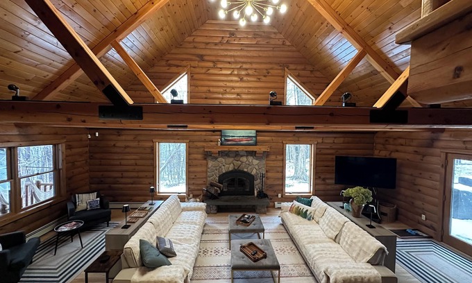 Montague Cabina | Stylish Adult Log Cabin Retreat with pool, generator, multiple fireplaces