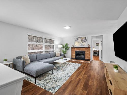 Wexford Casa | Stylish and Accessible Six Bedroom Home in Wexford/Pittsburg With Kids Amenities