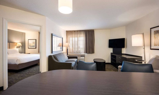 West Des Moines Complejo | Stylish and Affordable Stay in West Des Moines! 3 Modern Units, Full Kitchen!