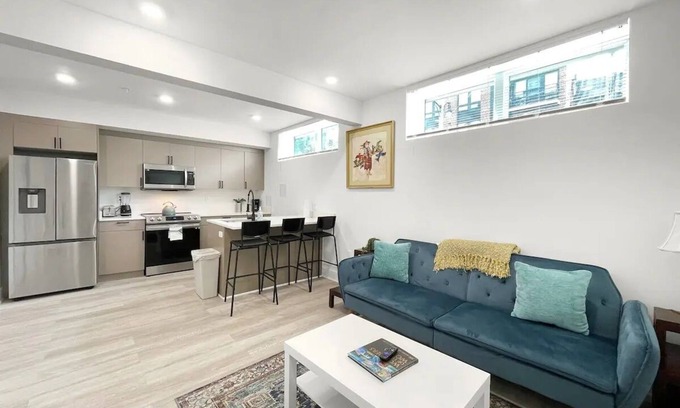 Petworth Cama Y Desayuno | Stylish and Bright 2BR Unit in DC