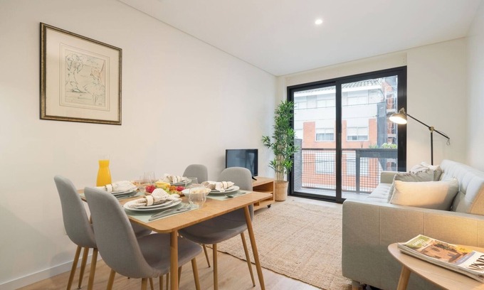 Aldoar Apartamento | Stylish and Bright Flat with Balcony by HostWise