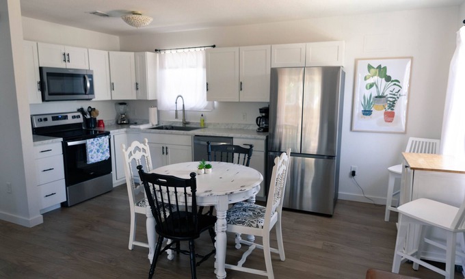 Ocean Springs Casa | Stylish and Comfortable, free wine and close to downtown!