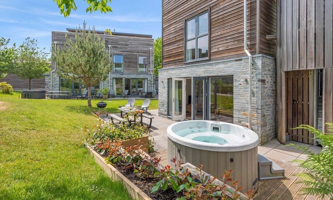 Talland Casa | Elegante y contemporáneo propiedad que admite mascotas que cuenta con estufa de leña, patio con jacuzzi