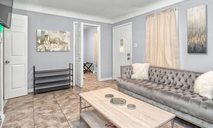 Lincoln Park Casa | Stylish and Cozy Home | Pet Friendly