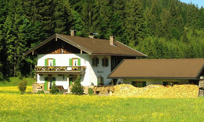 Kruen Casa | Stylish and cozy holiday home in Klais with terrace and garden, near MIttenwald.