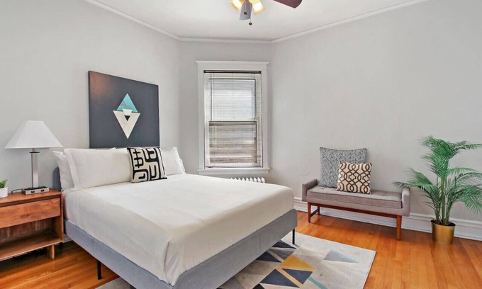 Boystown Apartamento | Stay in Style: Expansive 2BR Unit w/ Balcony