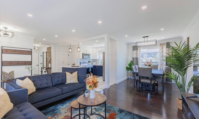 West Oakville Casa | Stylish, and Fully Renovated Bungalow Retreat