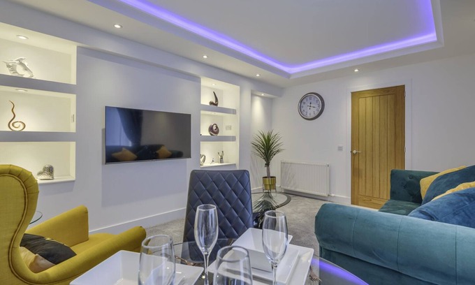 Aberdeen Casa | Stylish and luxurious 3 bedroom house.