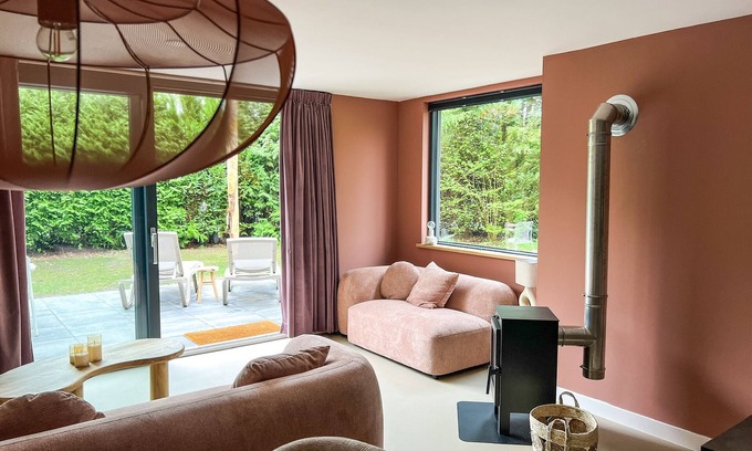 Gasselte Casa | Stylish and luxurious forest retreat with hot tub, wood stove, and sunny garden. Sleeps 4 – ideal for couples or families.