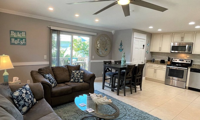 Fort Myers Beach Apartamento | ¡NUEVO! Elegante y moderno de 2 dormitorios y 2 baños. A solo 1 cuadra de la playa!
