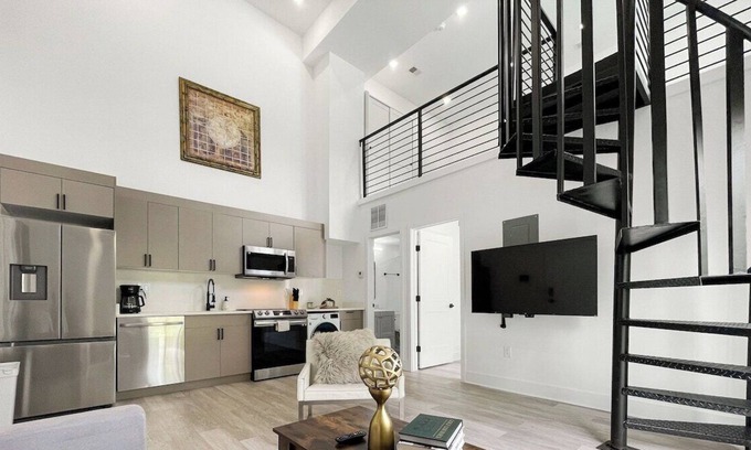 Brookland Cama Y Desayuno | Sexy & Unique Penthouse Loft in D.C