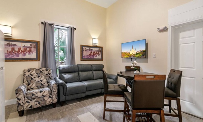 Faubourg Lafayette Condominio | Stylish and Spacious Urban Retreat in NOLA