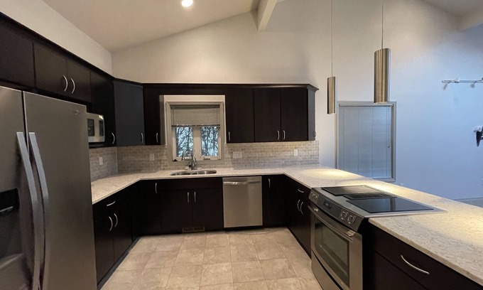 Champaign Casa | Stylish and Spacious 3b2b Smart Ranch Home near UIUC