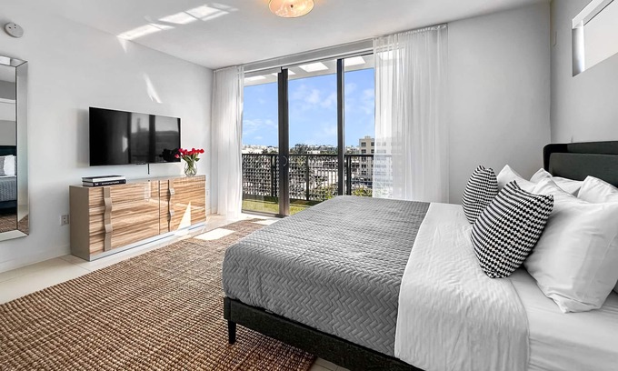Bay Harbor Islands Apartamento | Stylish and Spacious 2BD Terrace Apt | Balcony, Kitchen and Daily Housekeeping