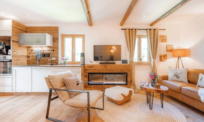 Heiligenblut Chalet De Esquí | Stylish Apartment for 2 Adults + 2 Kids: Sauna, Whirlpool & Mountain Comfort